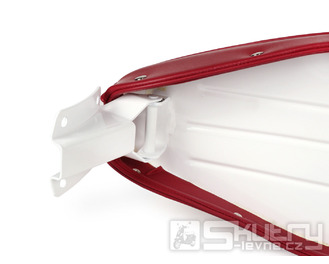 Sedlo BGM PRO Pegasus nýtované se štítkem, červené, pro Lambretta LI, LI S, SX, TV, DL, GP