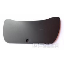 Servisní kryt úložného prostoru pod sedlem pro přístup ke vstřikování