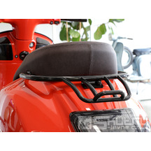 Zadní nosič s madlem spolujezdce Moto Nostra pro Vespa GT, GTL, GTV, GTS, černý lesklý